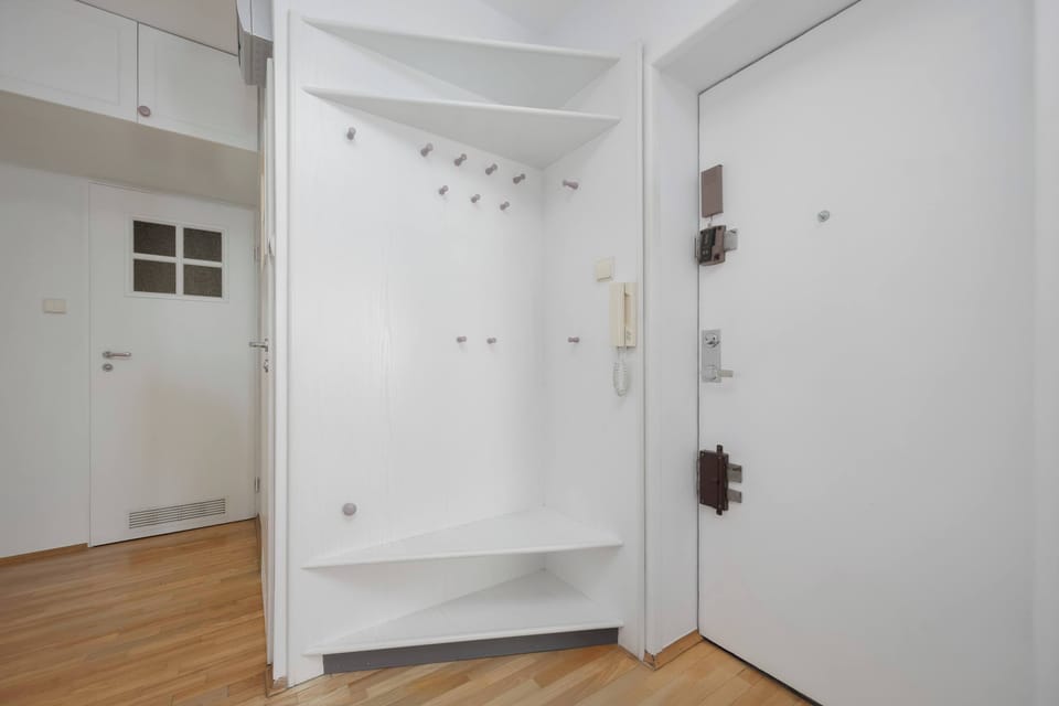 The entrance with practical coat hooks and a shoe cabinet makes it easy to store belongings right after coming home.