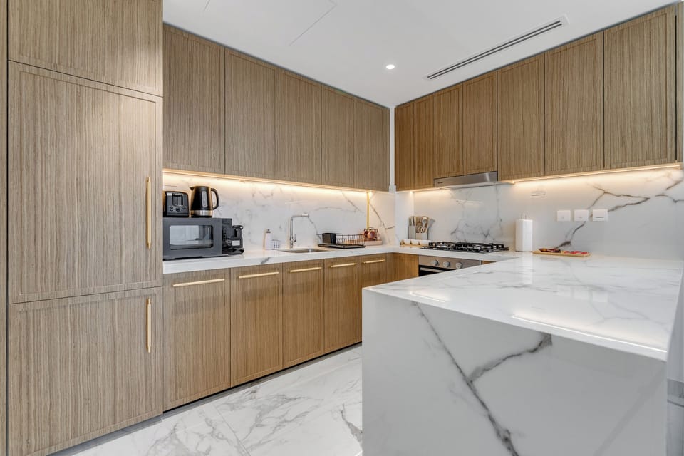 Deluxe Apartment, 1 Bedroom, Balcony | Private kitchen | Fridge, microwave, oven, stovetop