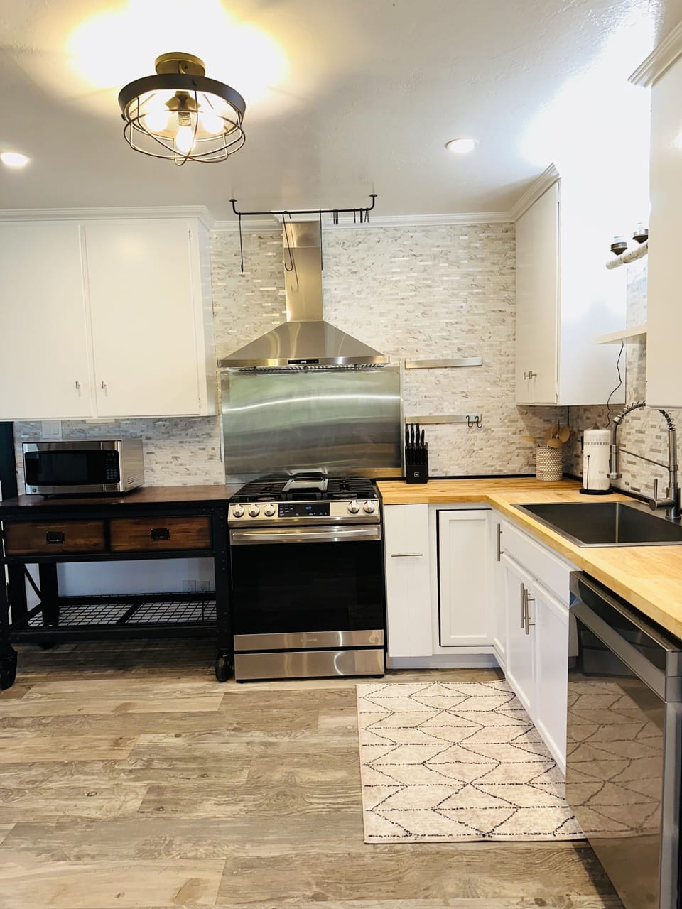 House, 2 Bedrooms | Private kitchen | Fridge, oven, coffee/tea maker