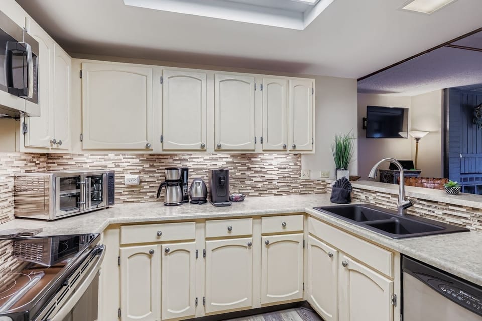 Condo, 1 Bedroom | Private kitchen | Coffee/tea maker, fridge, oven, toaster