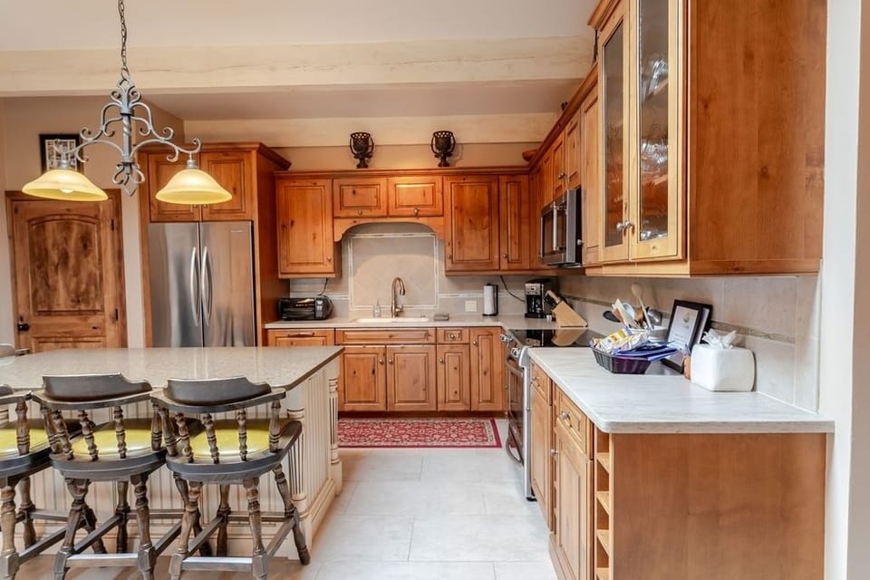 Condo, 2 Bedrooms | Private kitchen | Fridge, oven, coffee/tea maker