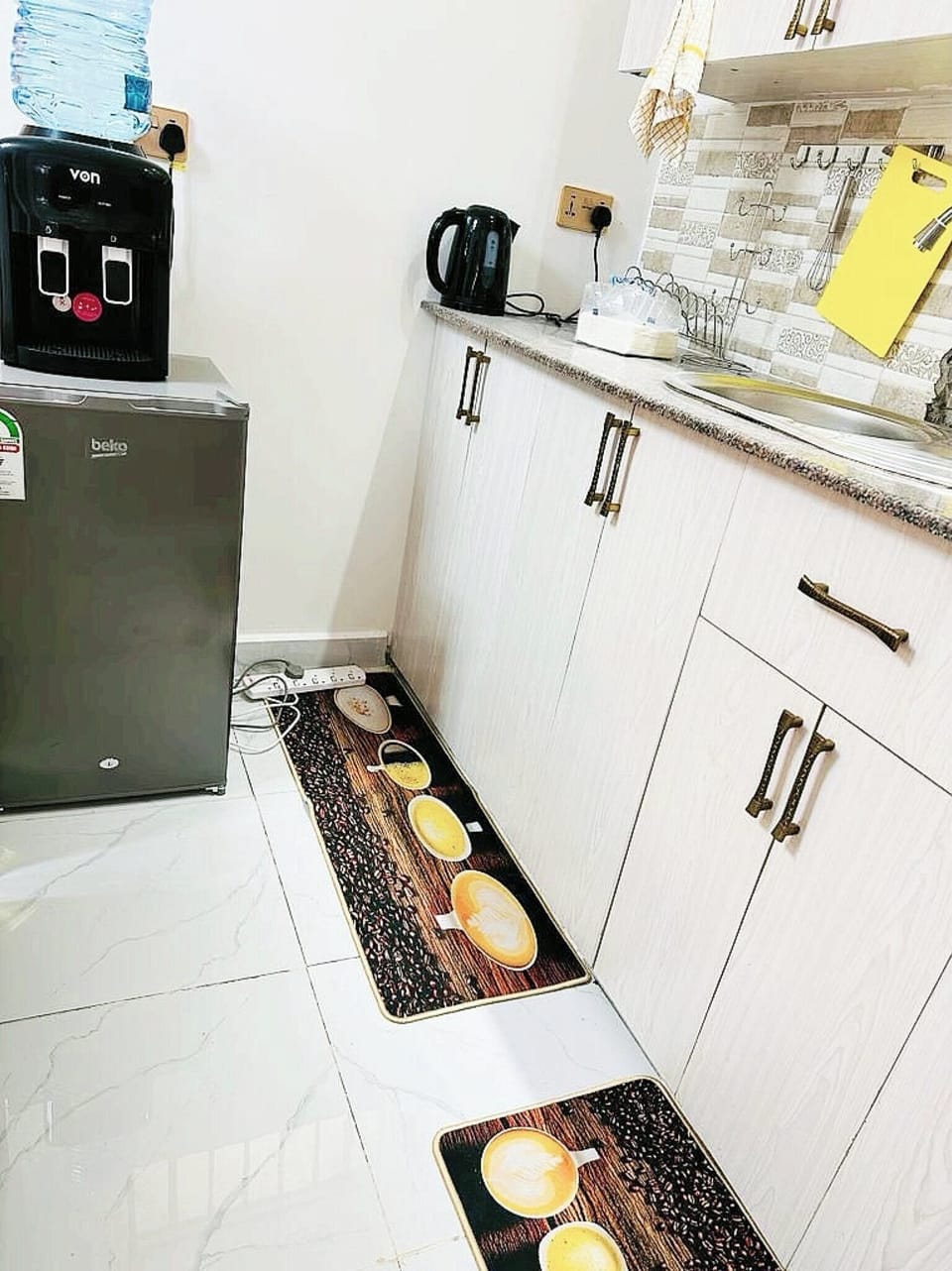 Deluxe Apartment, City View | Private kitchen | Fridge, microwave, cookware/dishes/utensils