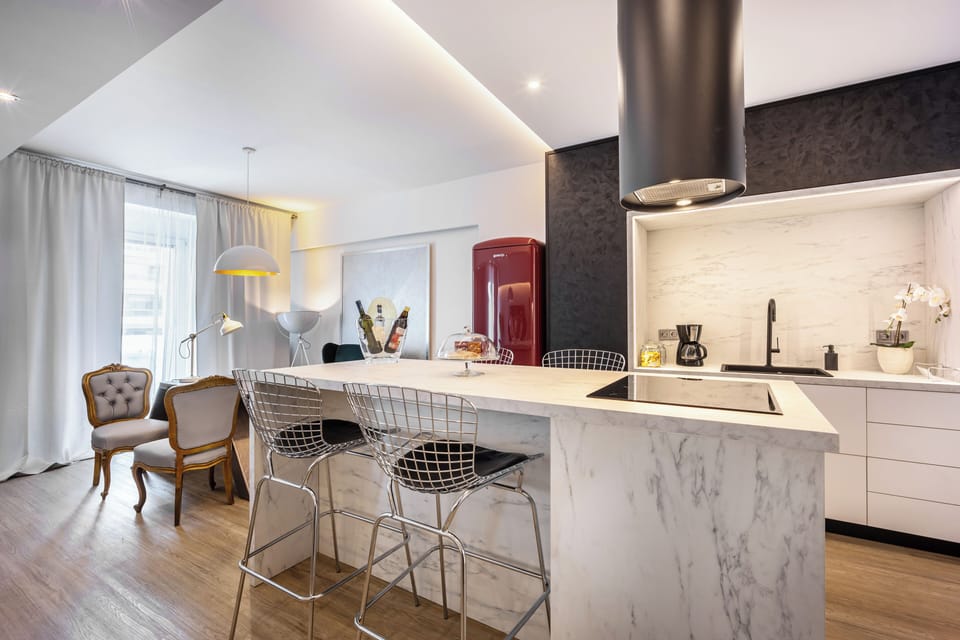 Fully equipped kitchen with kitchen island