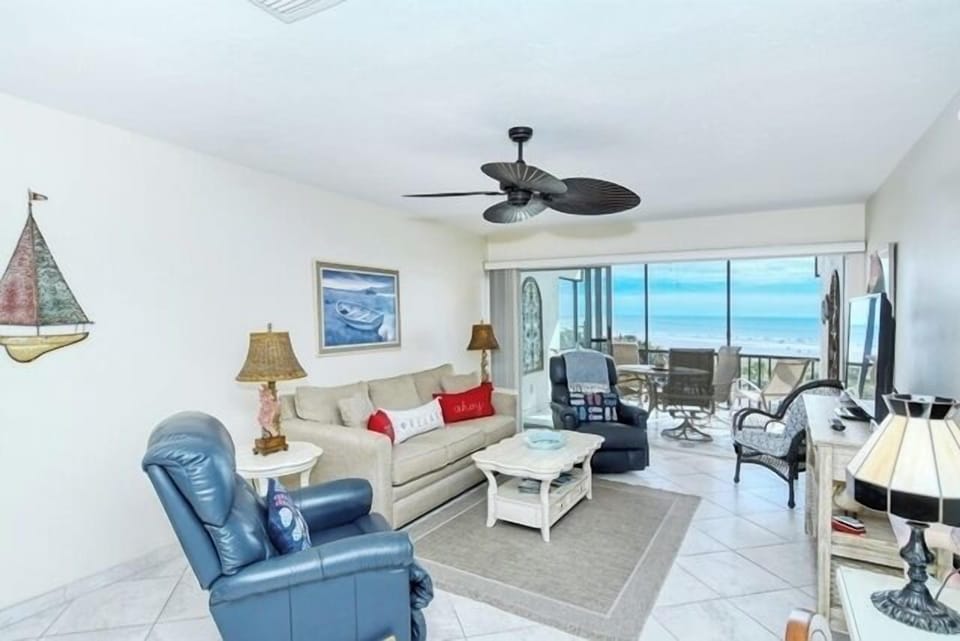 Living Area - Views of the Gulf of Mexico and Siesta Key Beach.