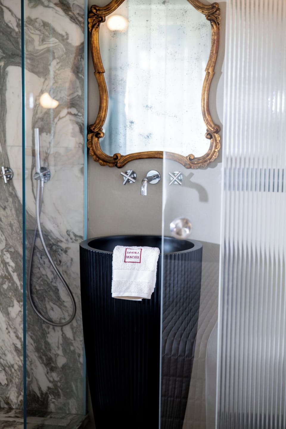 Deluxe Room | Bathroom | Free toiletries, hair dryer, slippers, bidet