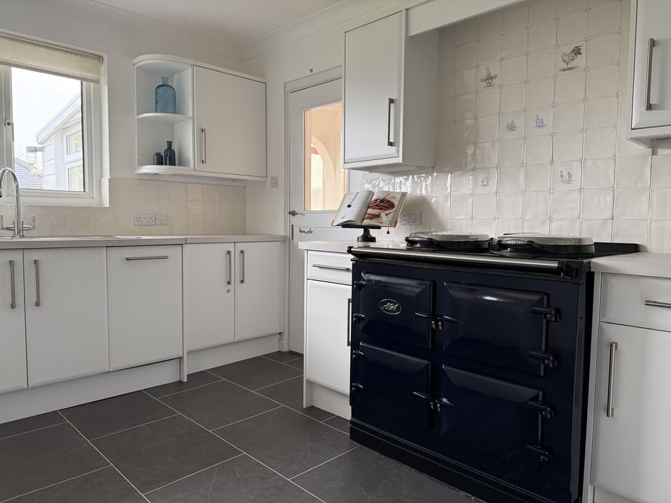 Cottage | Private kitchen | Dishwasher, cookware/dishes/utensils