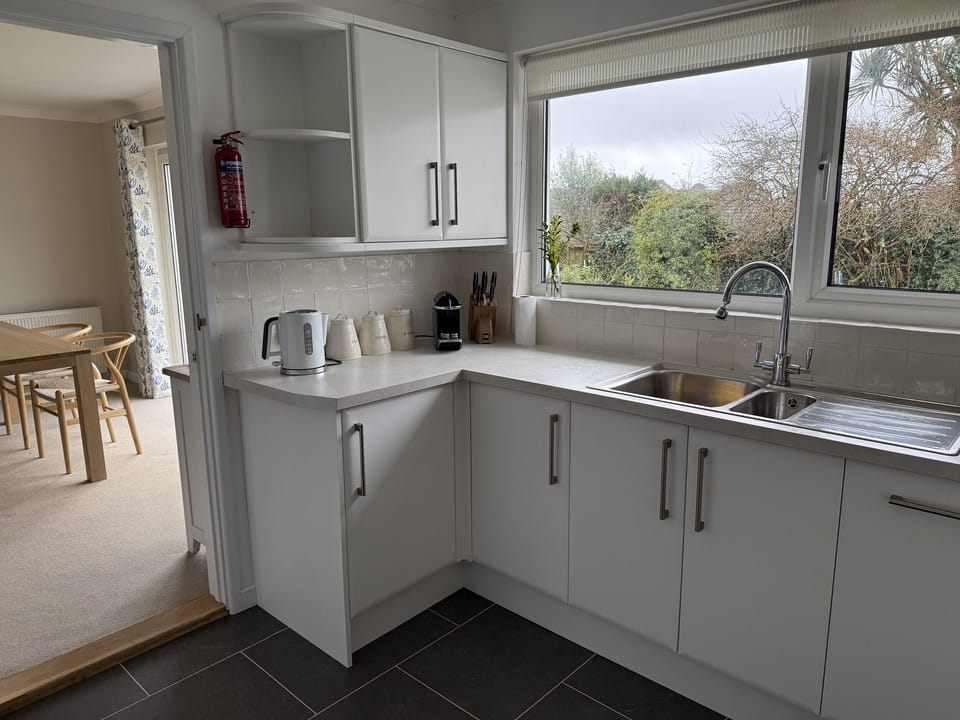 Cottage | Private kitchen | Dishwasher, cookware/dishes/utensils
