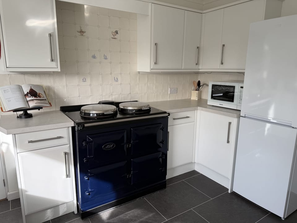 Cottage | Private kitchen | Dishwasher, cookware/dishes/utensils