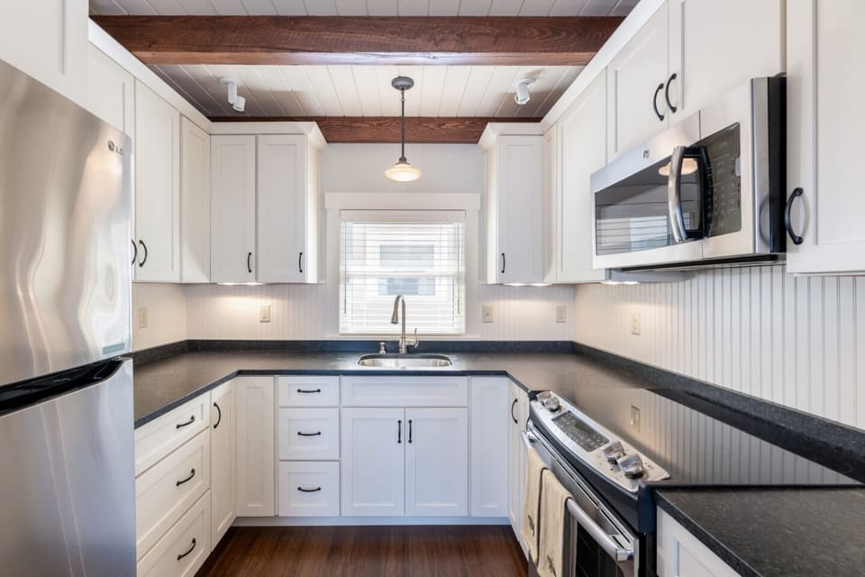 Modern kitchen with everything needed for family meals or long stays.