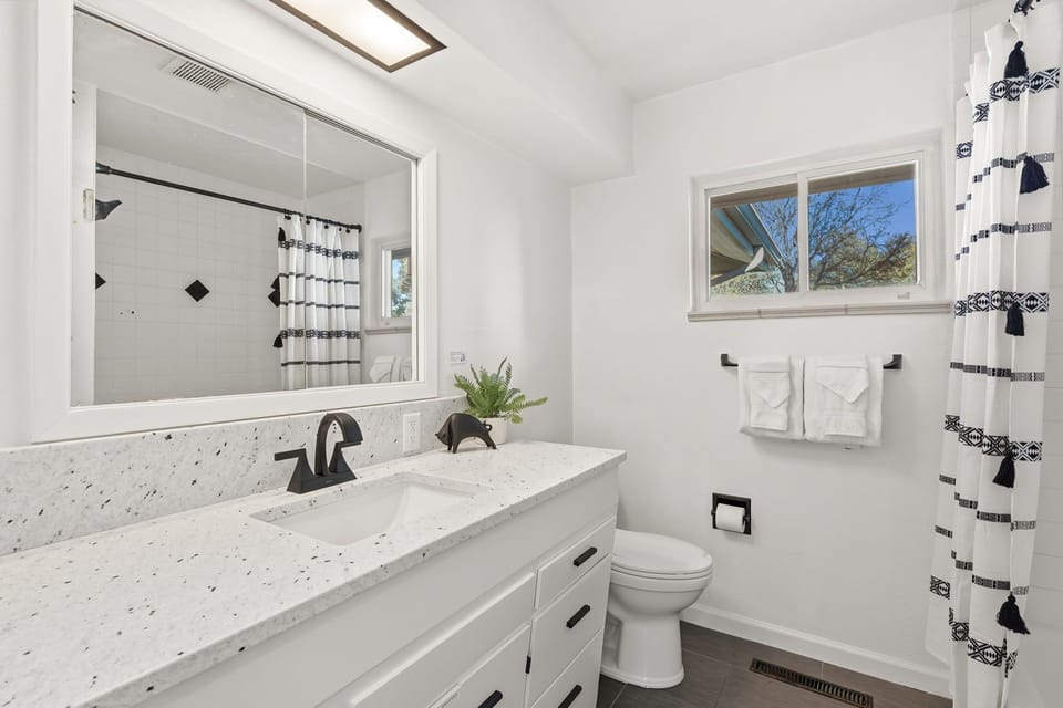 Bathroom | Full Bath with Tub/Shower