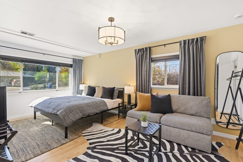 Bedroom 1 | King Bed with Lounge Area