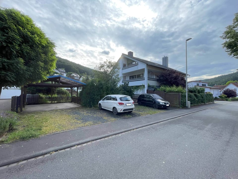 Carport direkt beim Haus