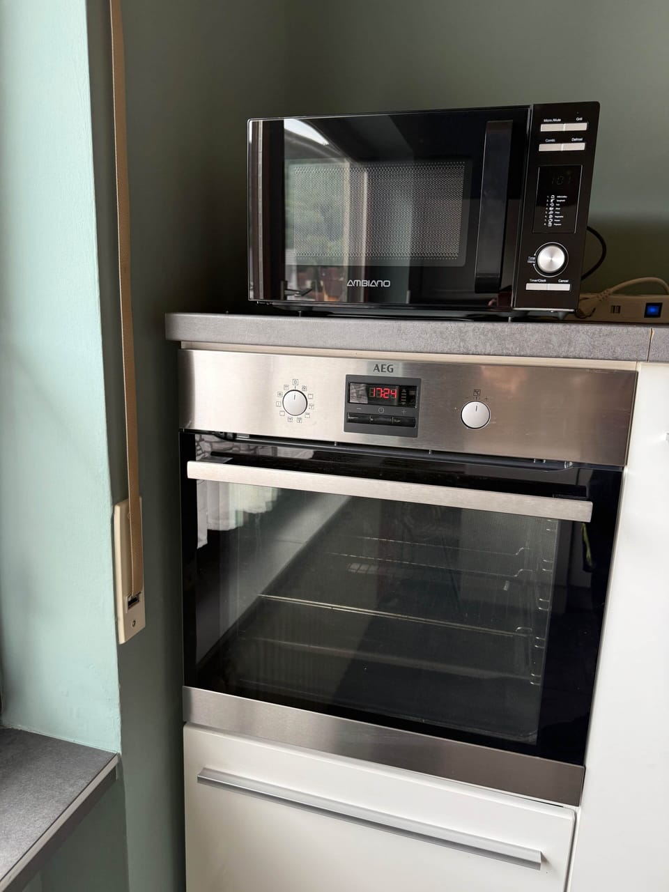 Küche mit Backofen und Microwelle