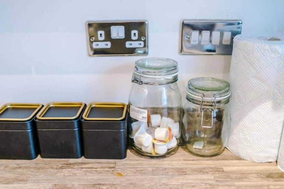 Kitchen tea, sugar cans