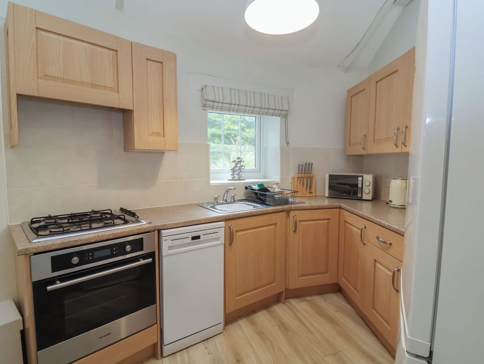 Fridge, microwave, dishwasher, cookware/dishes/utensils