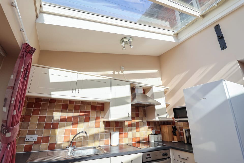 Cottage | Private kitchen | Dishwasher, cookware/dishes/utensils