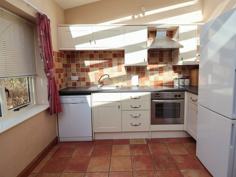 Cottage | Private kitchen | Dishwasher, cookware/dishes/utensils