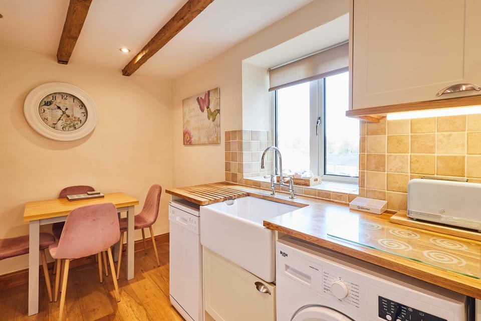 House | 2 bedrooms, desk
