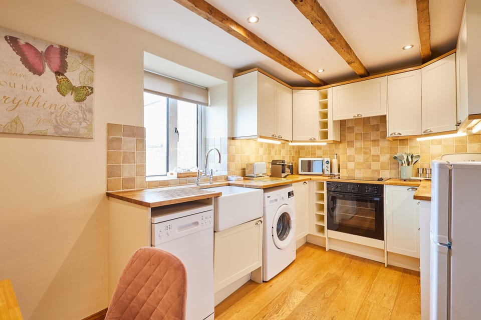 House | 2 bedrooms, desk
