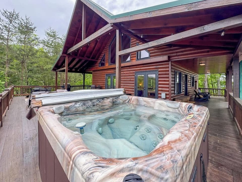 Large 6 person hot tub with a view of the mountains or stars