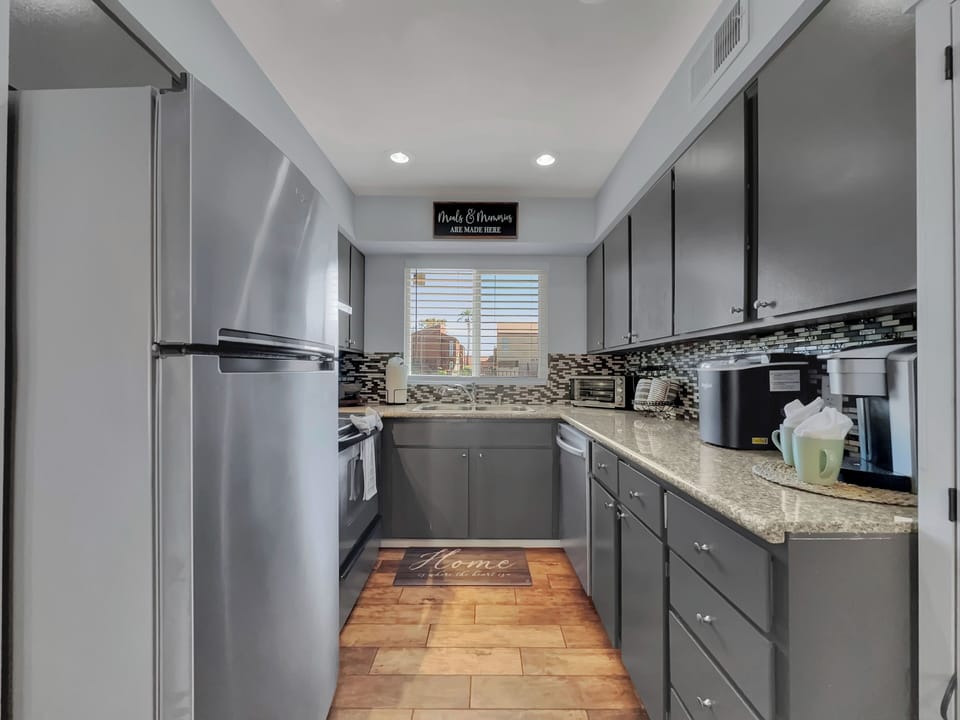 House, Multiple Beds, Patio, Pool View (Silk Oak Tempe) | Private kitchen
