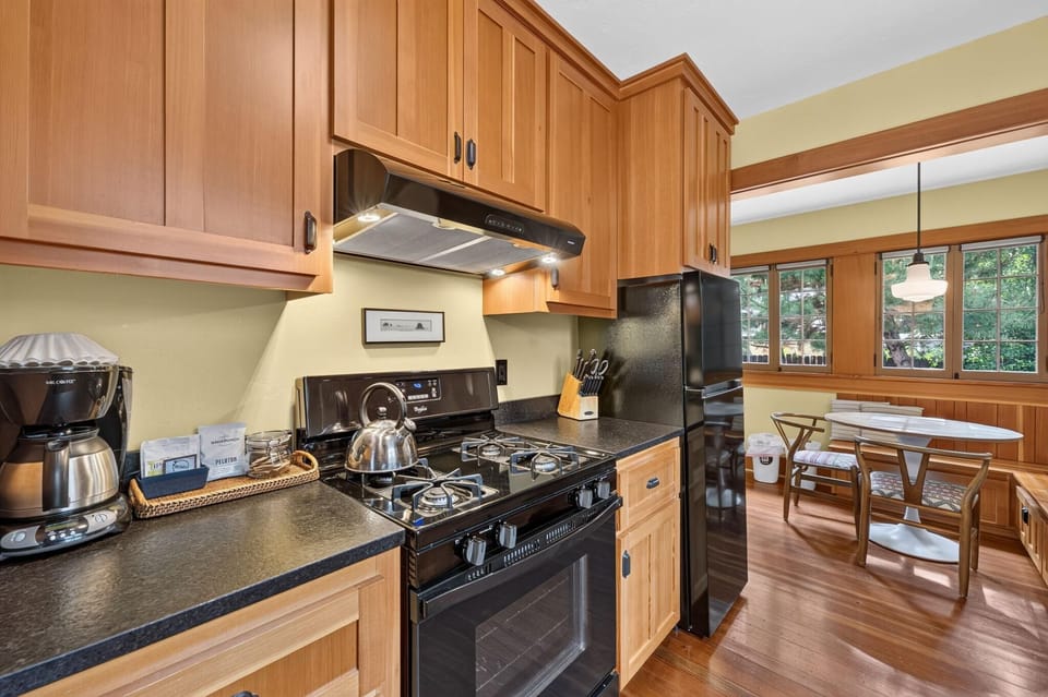 Natural gas range and all the expected appliances
