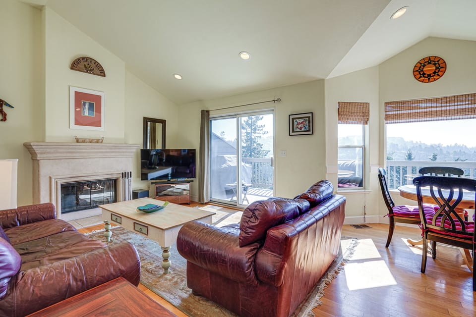 Living Room | Main Level | Queen Sleeper Sofa | Wood-Burning Fireplace