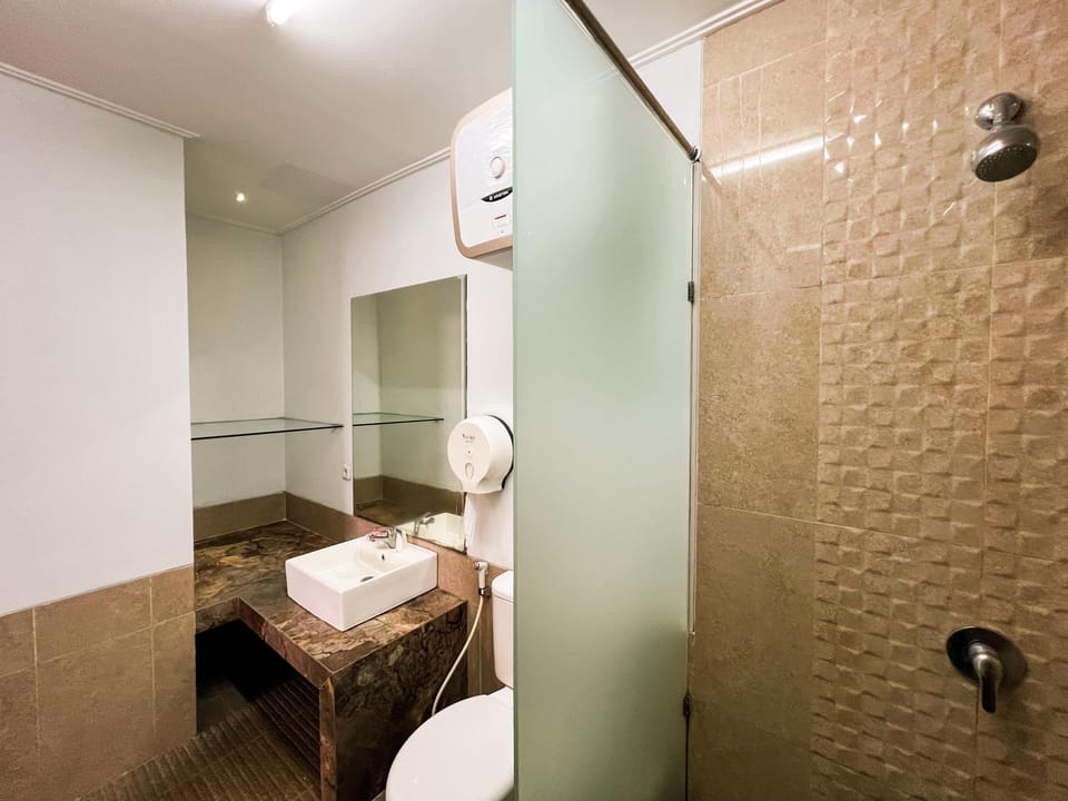 Family Room | Bathroom | Shower, free toiletries, towels, soap