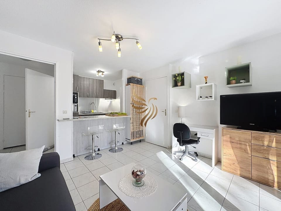 Séjour moderne, coin repas intérieur attenant à la cuisine.