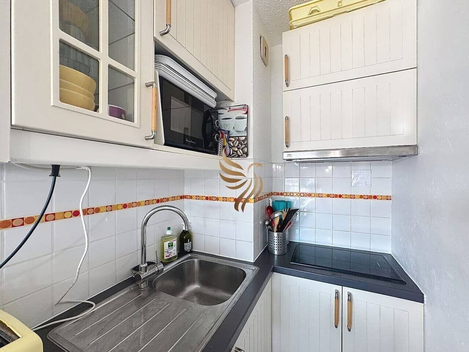 Détail cuisine, tout le nécessaire pour préparer vos repas : ustensiles, vaisselle et rangements pratiques.