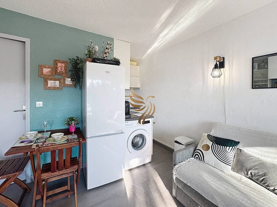 Coin repas intérieur, compacte et chaleureux.