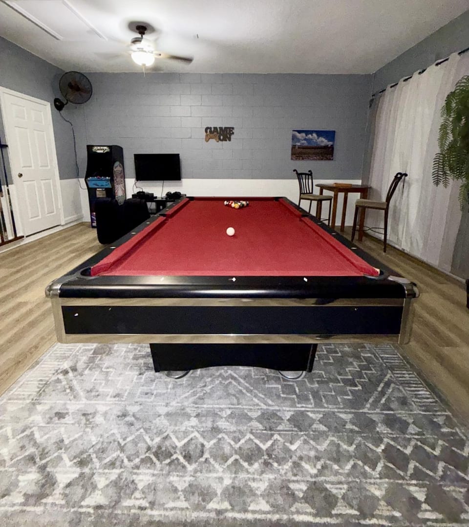 Game room w/ pool table
