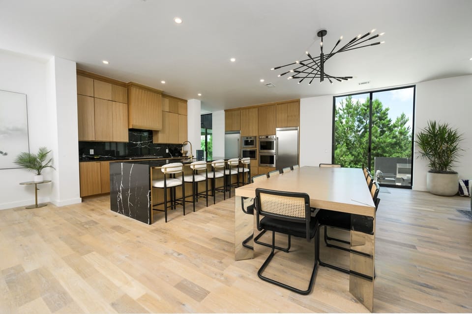Kitchen & Dining Area: Sleek design meets nature with stunning views and a stylish vibe!