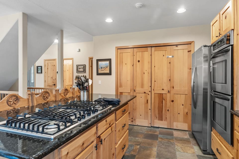 Kitchen: Drip coffee maker, Crockpot, blender, food processor, kettle, cooking utensils, tableware