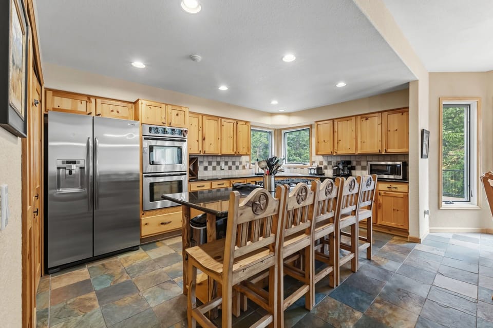 Kitchen: Drip coffee maker, Crockpot, blender, food processor, kettle, cooking utensils, tableware