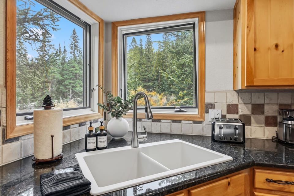 Kitchen: Drip coffee maker, Crockpot, blender, food processor, kettle, cooking utensils, tableware