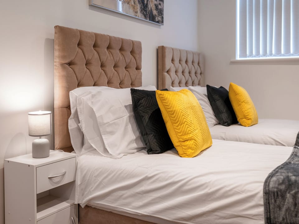 Twin bedroom | Hilltop Apartment 1 - Hilltop Apartments, Earl Shilton