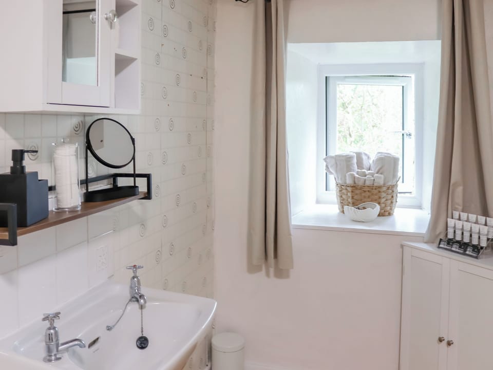 Bathroom | Cynfal Fawr Farmhouse, Ffestiniog Nr Blaeanau Ffestiniog
