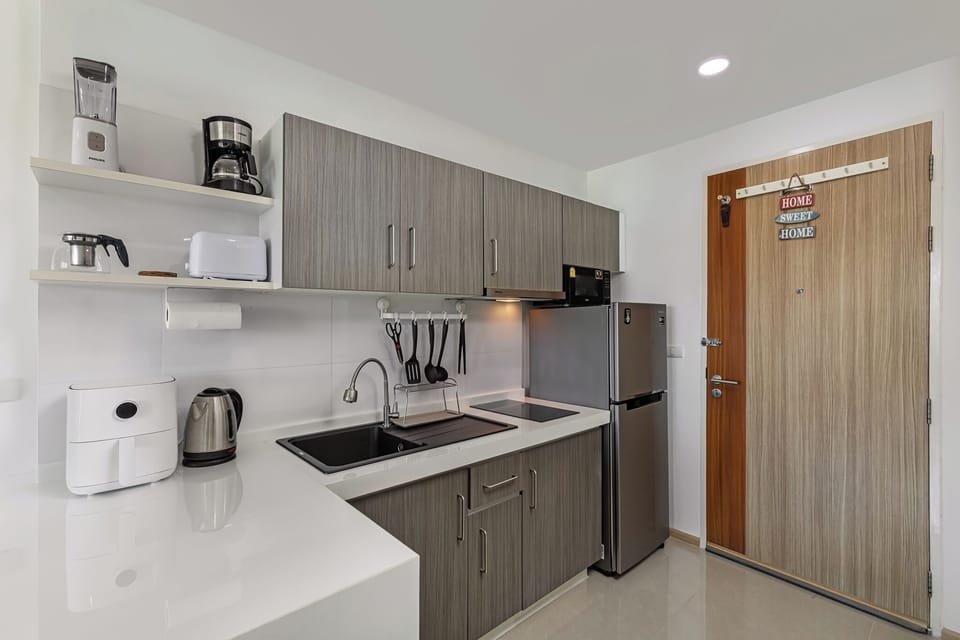 Standard Studio, Balcony, Partial Sea View | Private kitchen