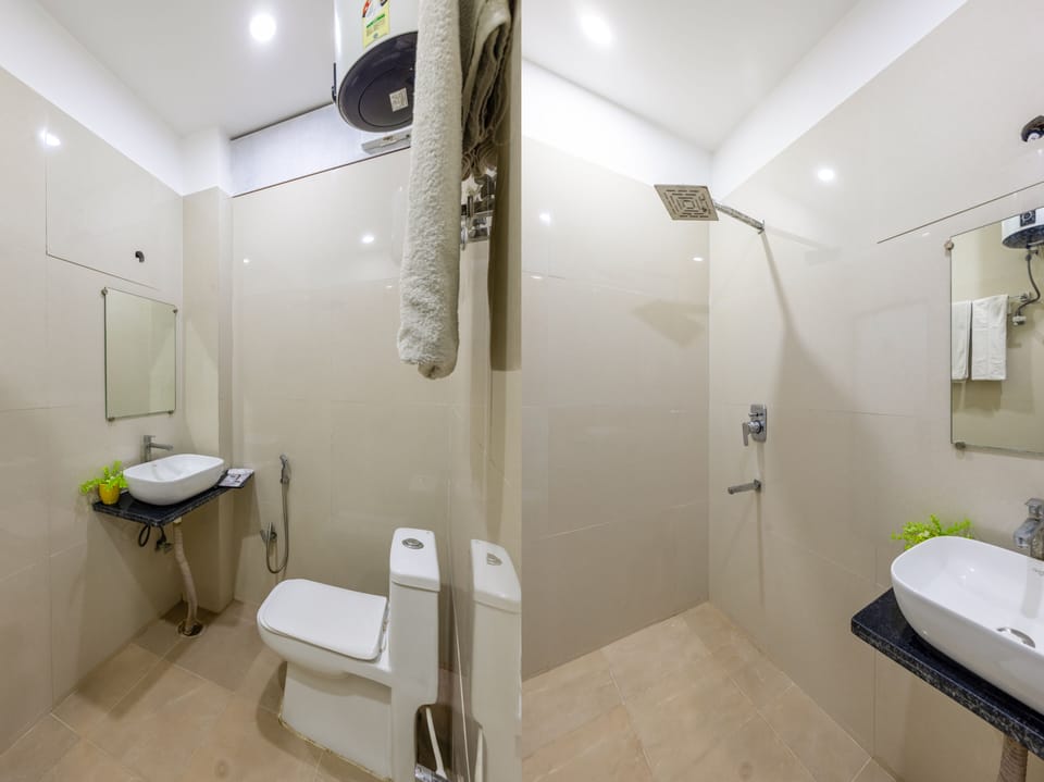 Deluxe Double Room | Bathroom | Shower, free toiletries, towels, soap