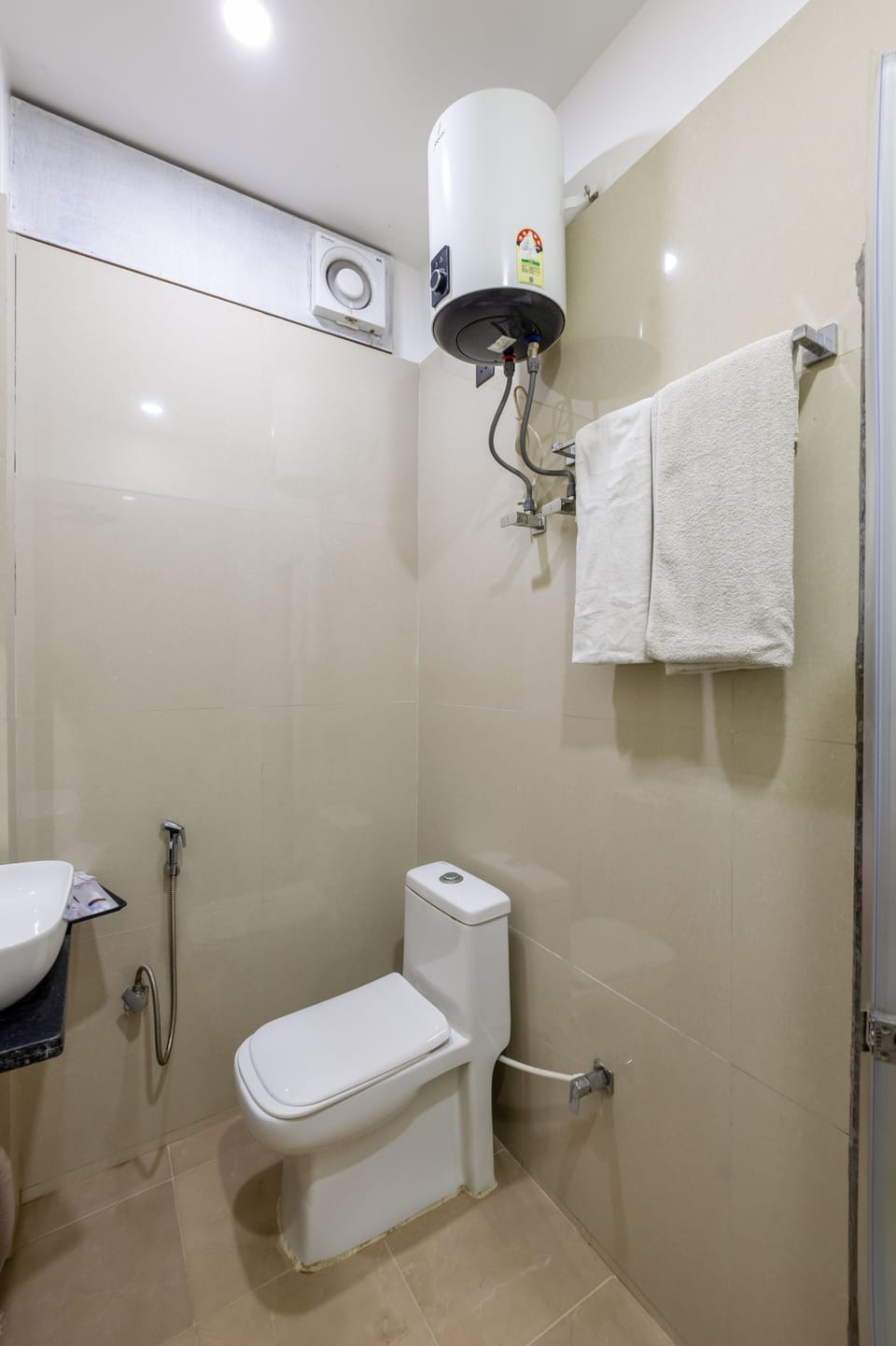 Deluxe Double Room | Bathroom | Shower, free toiletries, towels, soap