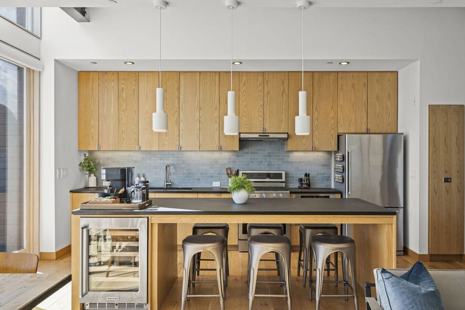 Kitchen: Modern design meets functionality in this stunning space, perfect for culinary adventures!