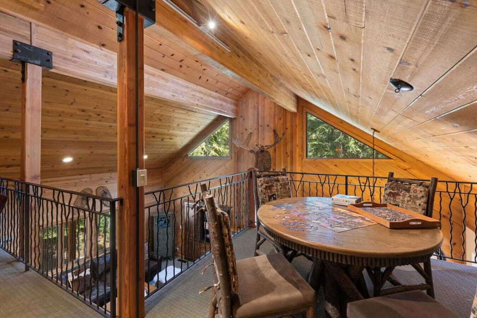 Loft Retreat: Enjoy mountain views from this charming puzzle nook with rustic decor!