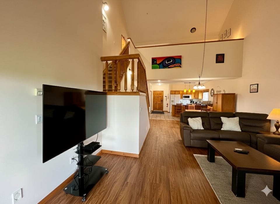 Open Plan Living. Kitchen, Dining and comfortable living area. Smart TV, Gas Fireplace.