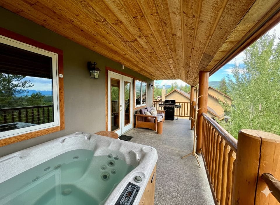 Beautiful private deck with amazing views, seating, Gas BBQ and Private Hot Tub.