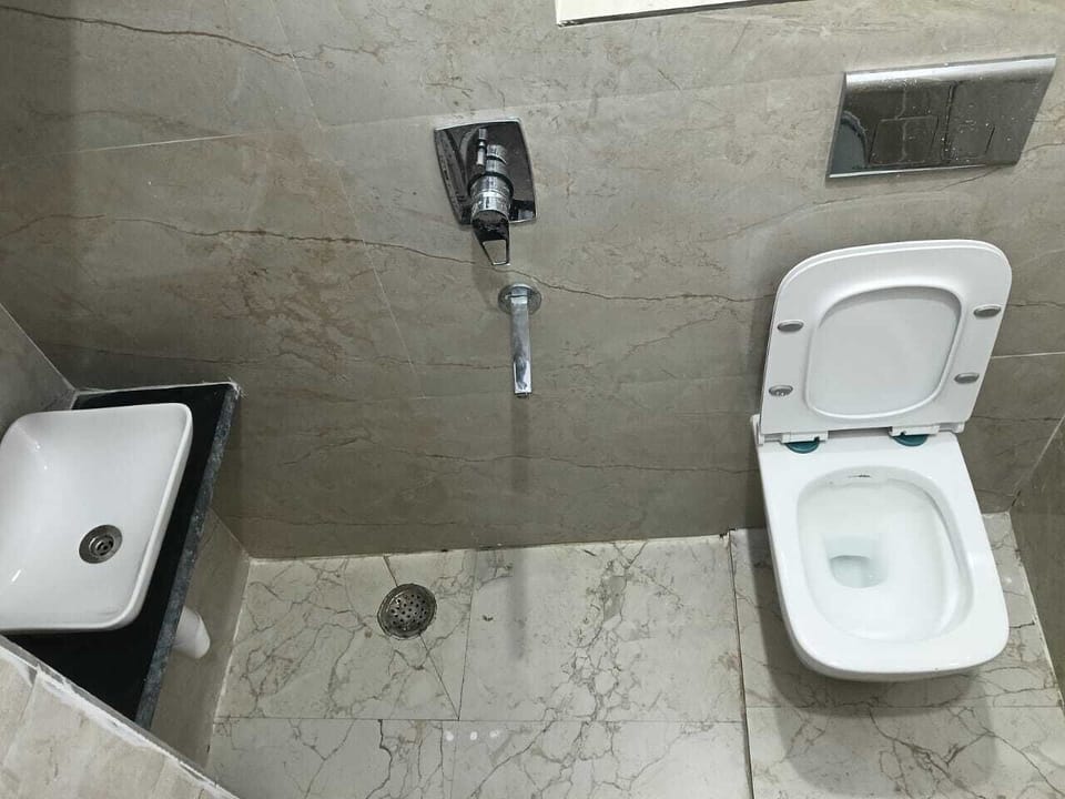 Triple Room | Bathroom | Shower, free toiletries, towels, soap