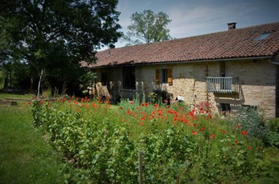 Le grand jardin de ce gîte jurassien