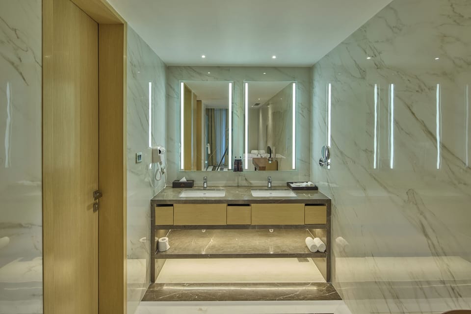 Presidential Suite with Bathtub & Kitchenette | Bathroom | Shower, hair dryer, bathrobes, slippers