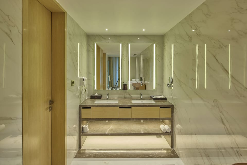 Presidential Suite with Bathtub & Kitchenette | Bathroom | Shower, hair dryer, bathrobes, slippers