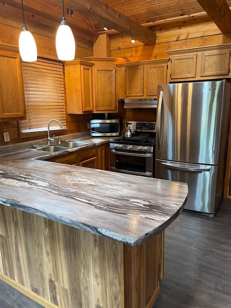 fully furnished gourmet kitchen